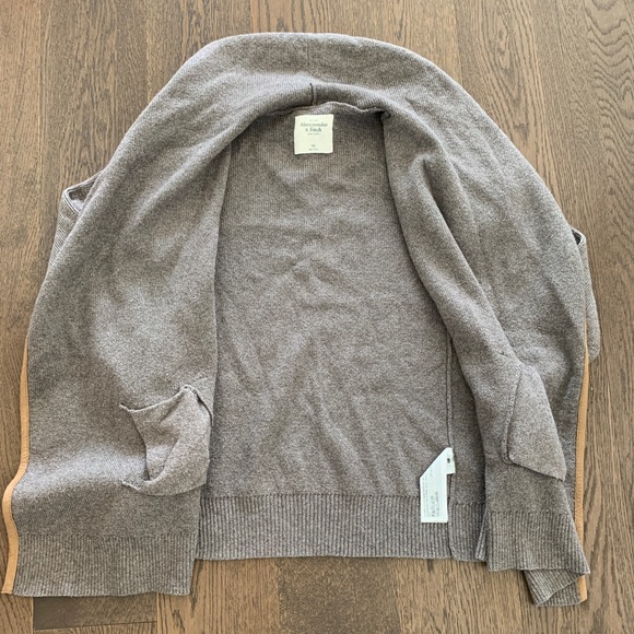 Abercrombie and Fitch cardigan size XS taupe colour - Picture 4 of 8